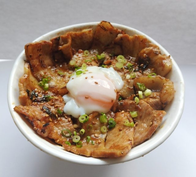 ランチセット<br />
黄金豚バラ＆肩ロース炭火ぶた丼(味噌)<br />
みそ汁と小鉢付き